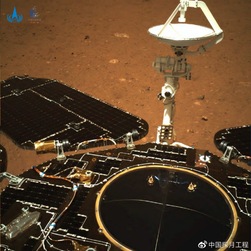 Один из снимков Марса, сделанный задней камерой китайского марсохода. Видны антенна марсохода и его солнечные батареи. Кредит: CNSA / PEC.