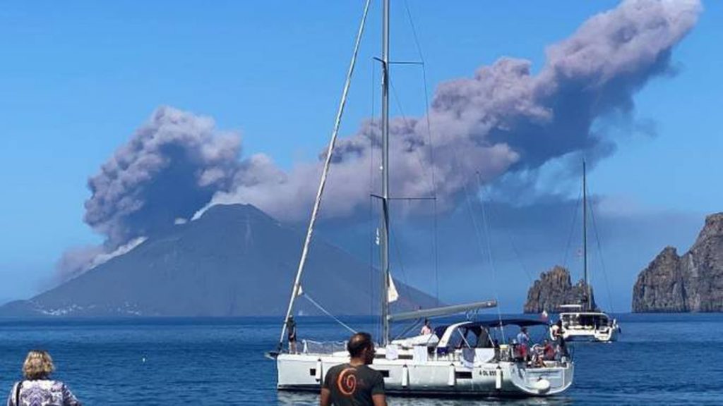 Извержение вулкана Стромболи 19 мая 2021 г., извержение вулкана Стромболи 19 мая 2021 г. видео, извержение вулкана Стромболи 19 мая 2021 г. фото, извержение вулкана Стромболи 19 мая 2021 г. новости