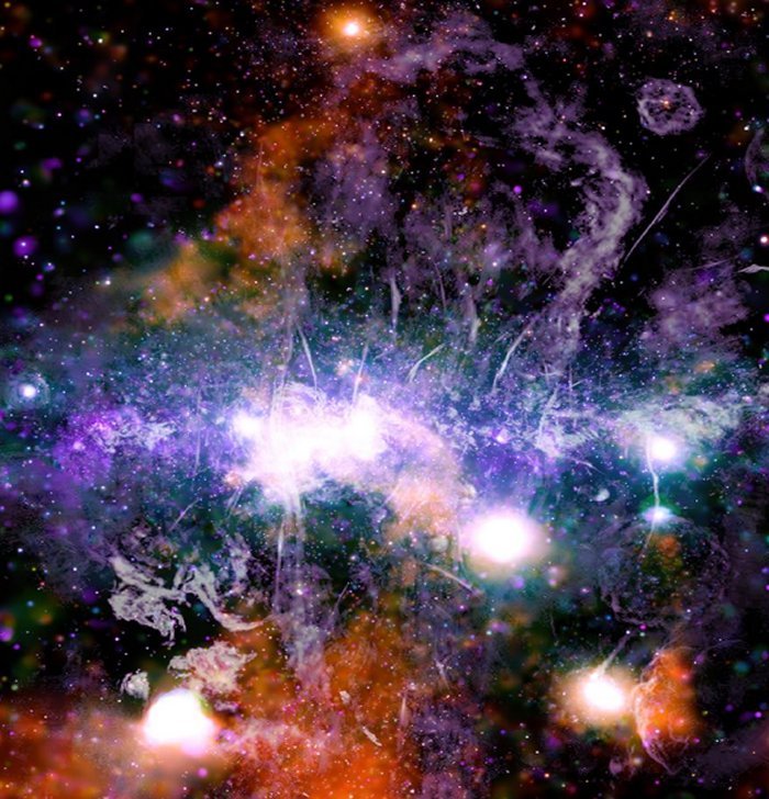 Панорама галактического центра с перьями и нитями. Авторы и права: Рентгеновский снимок: NASA / CXC / UMass / QD Wang; Радио: NRF / SARAO / MeerKAT
