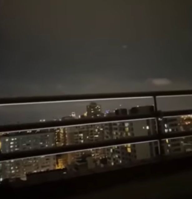 Мужчина был на террасе на крыше, когда увидел НЛО, движущееся по небу.