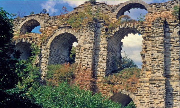 Двухэтажный мост Kur? Unlugerme, часть системы акведуков Константинополя: по этому мосту проходят два водных канала - один над другим. Изображение предоставлено: Джим Кроу