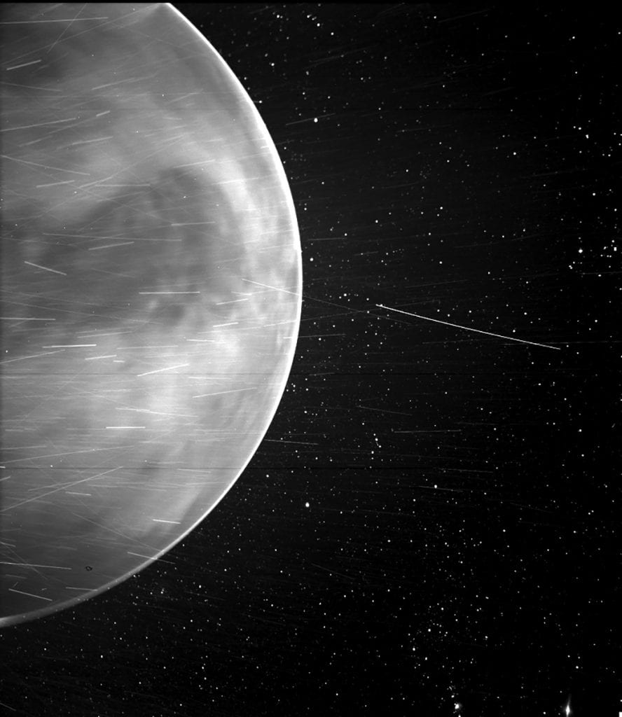 Это уникальный снимок, который Parker Solar Probe смог сделать во время своего третьего пролета 11 июля 2020 года. Он был сделан прибором WISPR и показывает ночную сторону Венеры с расстояния примерно 12 000 километров. На снимке изображена самая большая гора на Венере, а также частицы космической пыли. Предоставлено: НАСА / APL Джонса Хопкинса / Военно-морская исследовательская лаборатория / Гильермо Стенборг и Брендан Галлахер.
