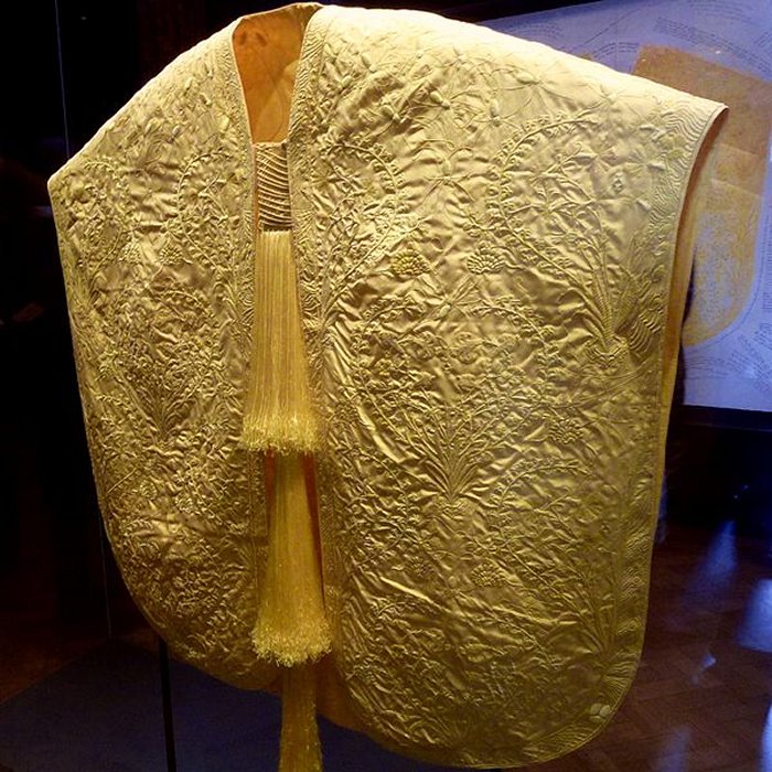 Великолепная золотая шелковая ткань, сделанная 1 миллионом пауков, - одна из самых редких шелковых тканей в мире