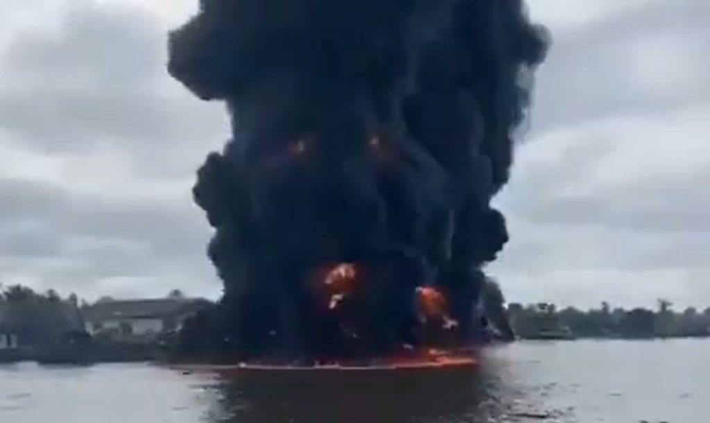 озеро Киву в огне, озеро Киву в огне видео, озеро Киву в огне видео май 2021 года, взрывающееся озеро Киву в огне видео