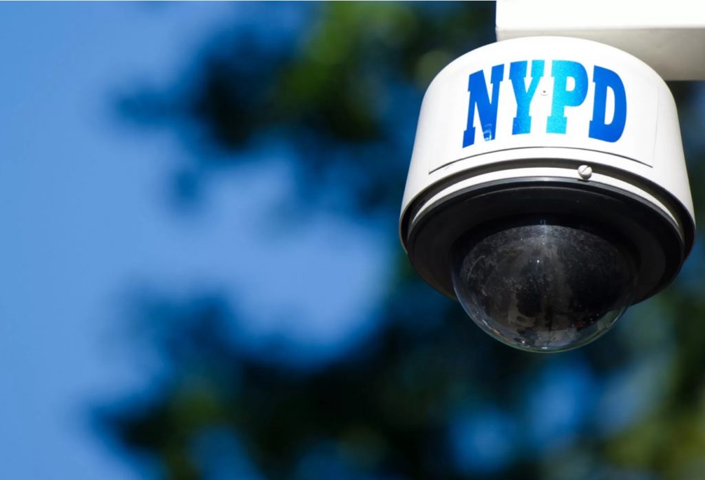 Город наблюдения: полиция Нью-Йорка может использовать более 15 000 камер для отслеживания людей с помощью распознавания лиц в Манхэттене, Бронксе и Бруклине.