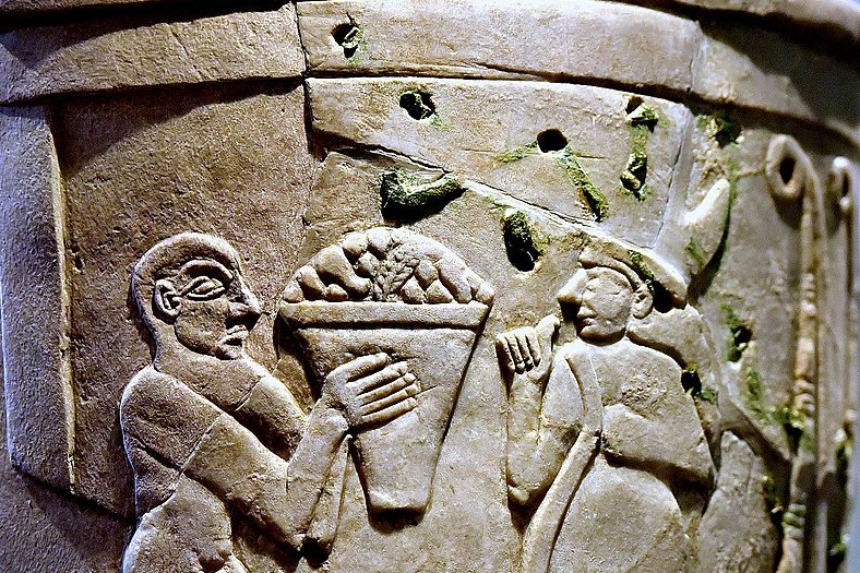 Инанна принимает подношения на вазе Урук, примерно 3200–3000 гг. До н. Э.