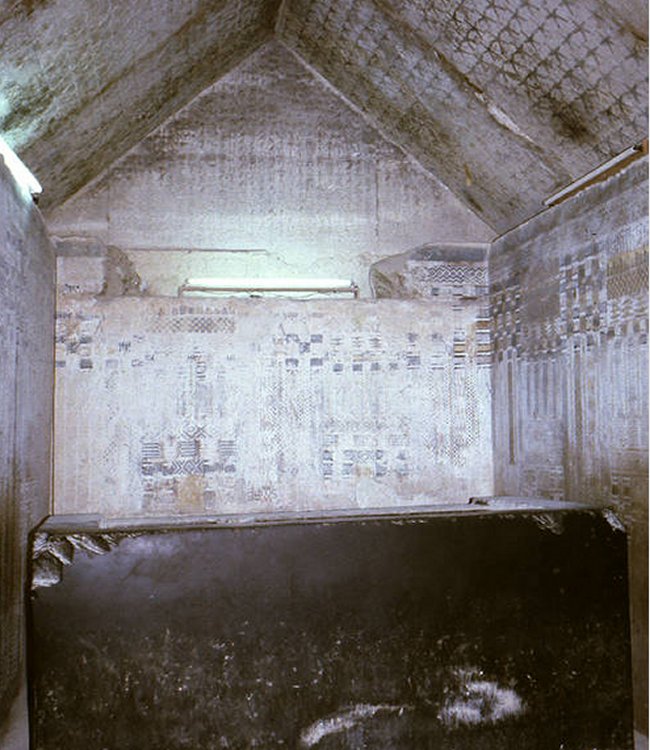 Черный грейвакский саркофаг в погребальной камере пирамиды Унаса. 