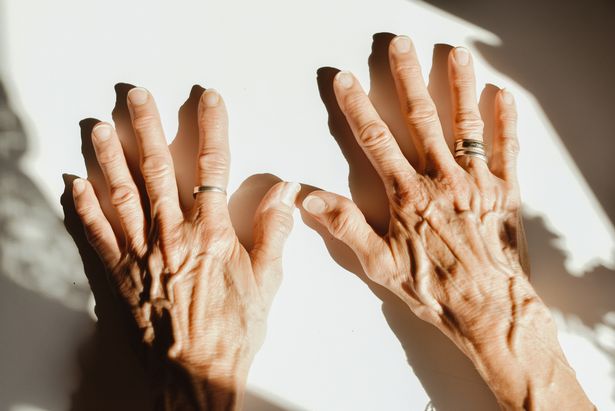 Крупным планом руки пожилой женщины