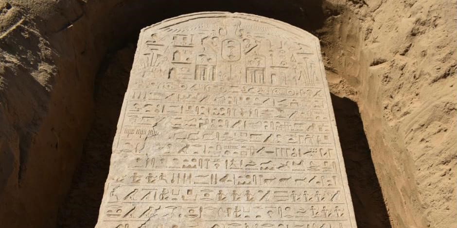 На сельскохозяйственных угодьях обнаружен массивный египетский памятник возрастом 2500 лет
