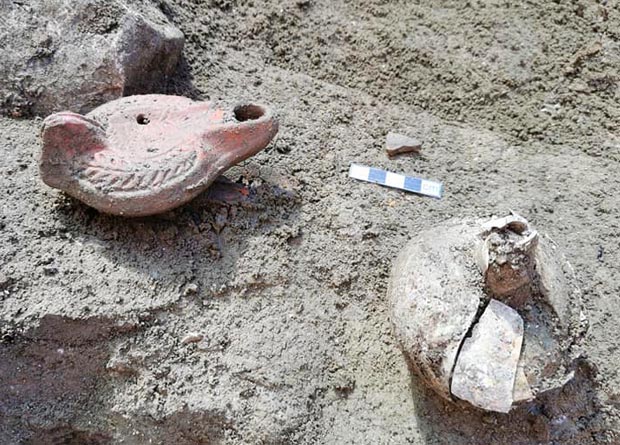 Помимо захоронений, археологами были обнаружены многочисленные масляные лампы и керамические предметы. Предоставлено: Kantharos / Facebook.