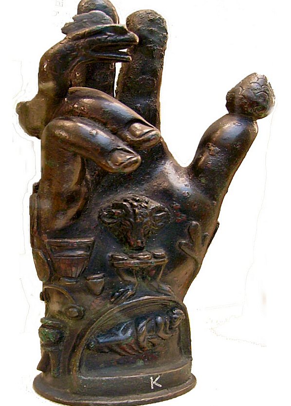 Бронзовая рука использовалась в поклонении богу Сабазию. Британский музей.