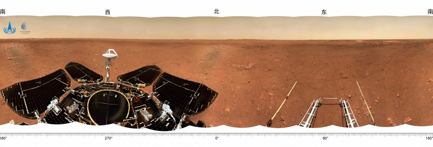 Еще одна увлекательная панорама с поверхности Марса, на которой показаны части китайского марсохода Zhurong, а также посадочная платформа. Предоставлено: CNSA.
