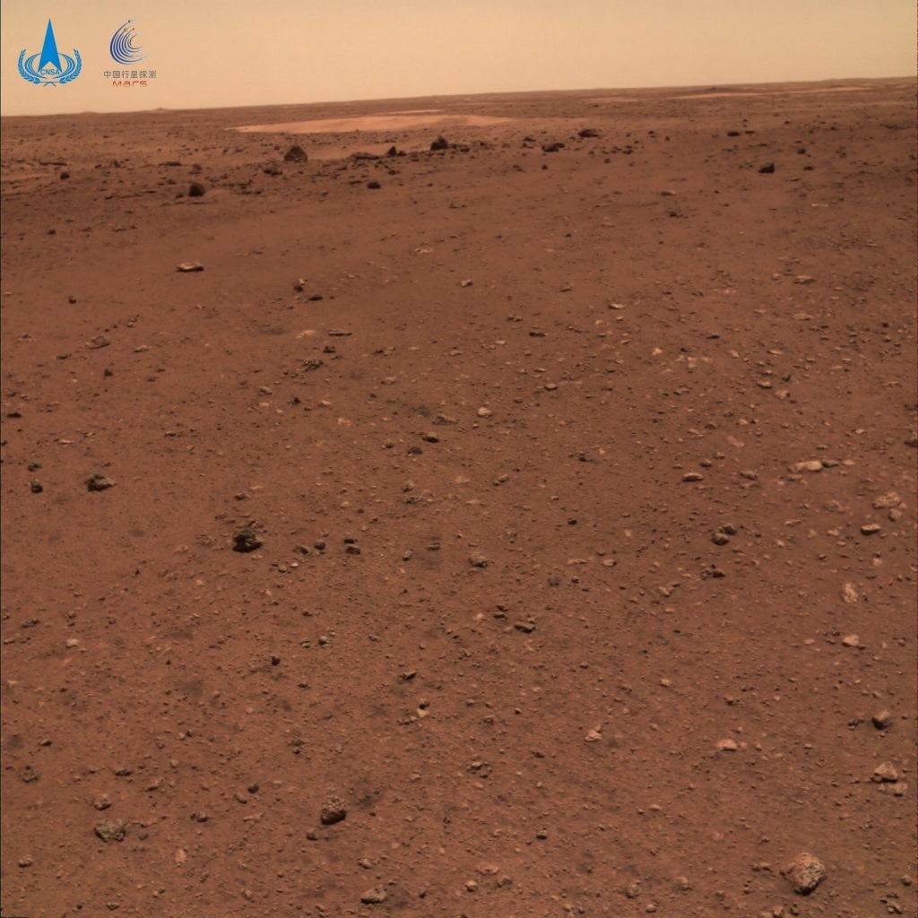 Еще одно изображение с марсохода Чжуронг, на этот раз показывающее только поверхность Марса. Предоставлено: CNSA.