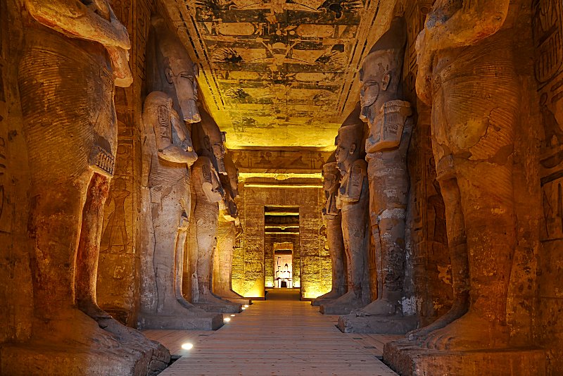  Внутри большого храма Рамзеса II в Абу-Симбеле.