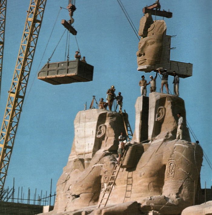 Статуя Рамзеса Великого в Великом храме Абу-Симбела собрана заново после того, как была перемещена в 1967 году, чтобы спасти ее от затопления.