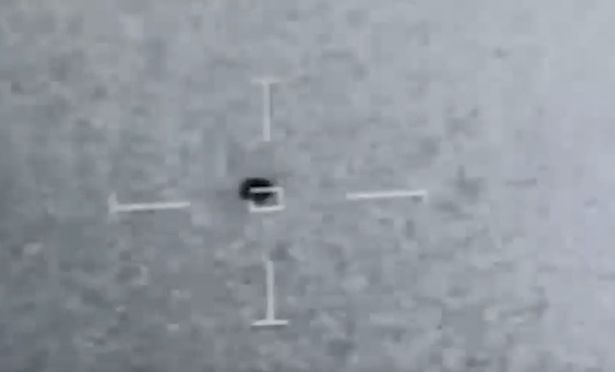 Неопознанный летающий объект на изображении с воздушной целью, видимый с аэрофотоаппарата