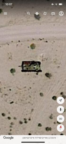 "Разбившийся НЛО" в окружении танков, найденных на картах Google 3