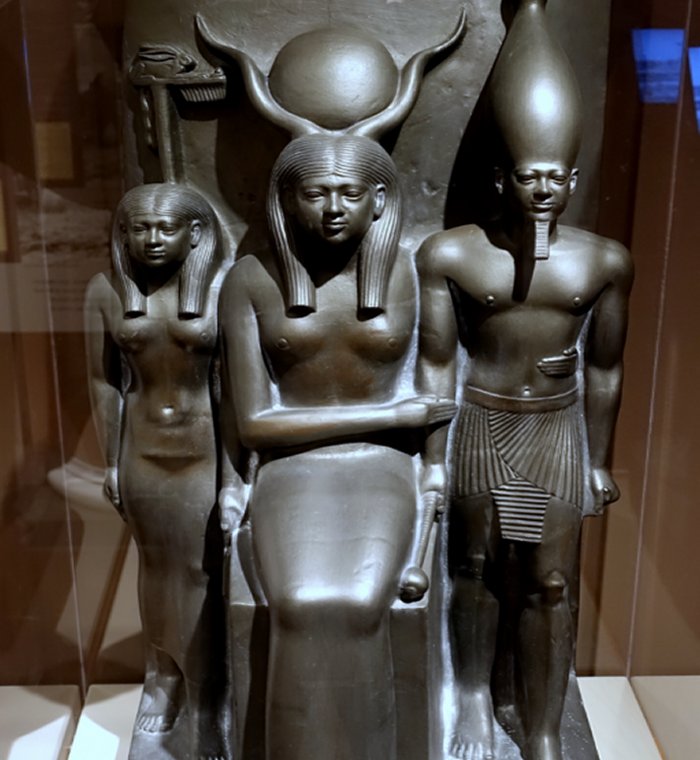 Копия статуи Хатхор (в центре) с богиней, олицетворяющей Пятнадцатый ном Верхнего Египта (слева) и царя Четвертой династии Менкаура (справа); 26 век до н.э.
