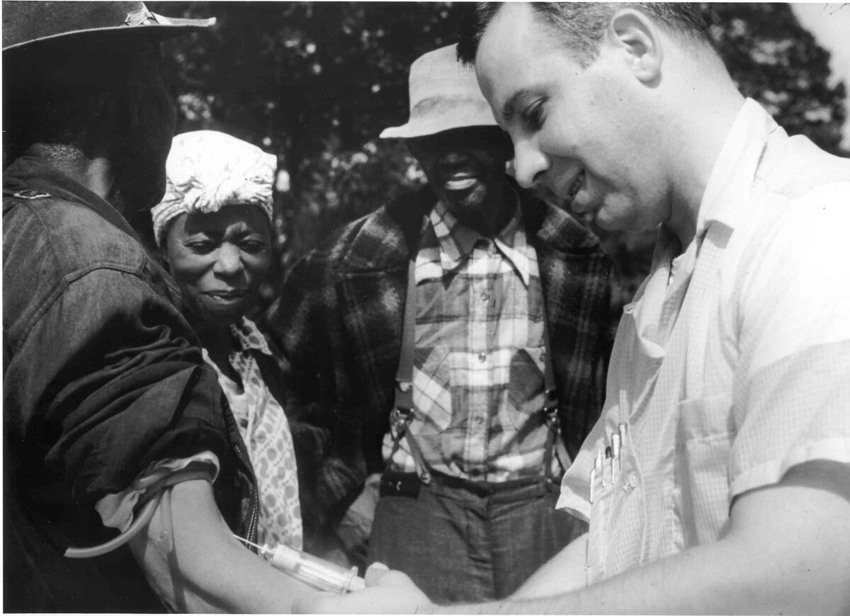 Фото: wikipedia / Неизвестный человек вводит плацебо одной из жертв исследования Таскиги, 1932 год.