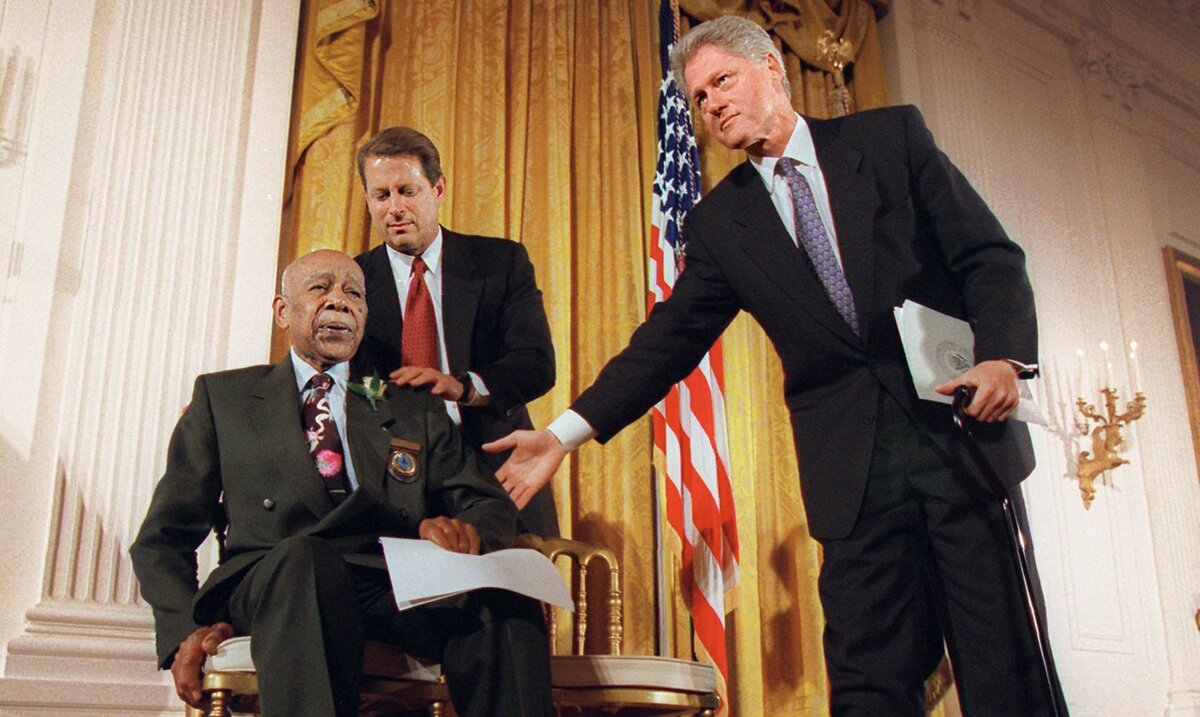 Фото: The New York Times / Один из выживших участников эксперимента Герман Шау и президент США Клинтон в 1997 году.