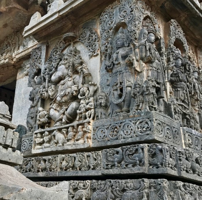 Индуистский храм Хойсалесвара посвящен Шиве.