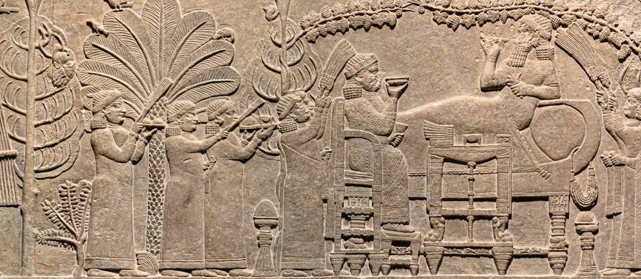 Сцена банкета - Ашурбанипал и его жена Либбали-шаррат изобразили обед в Ниневии. Отрубленная голова эламского царя Теуммана висит на дереве слева, а его рука, держащая королевский жезл, закреплена на дереве справа. 