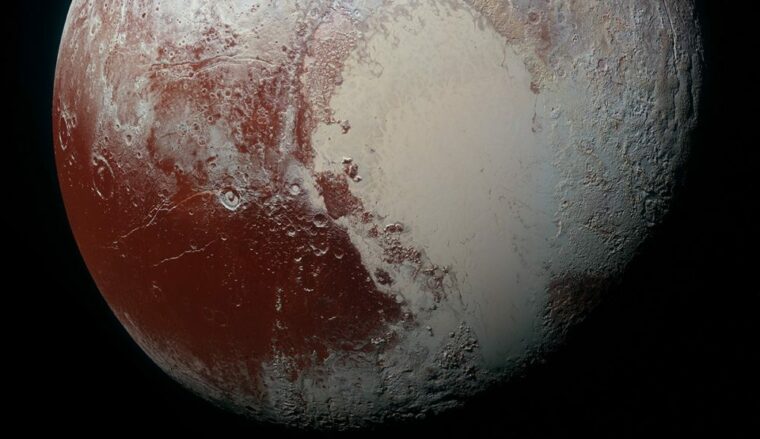 Загадочные красные пятна на поверхности Плутона озадачивают ученых 