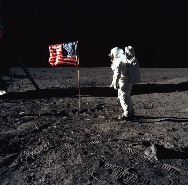 Базз Олдрин рядом с флагом США, 20 июля 1969 года.