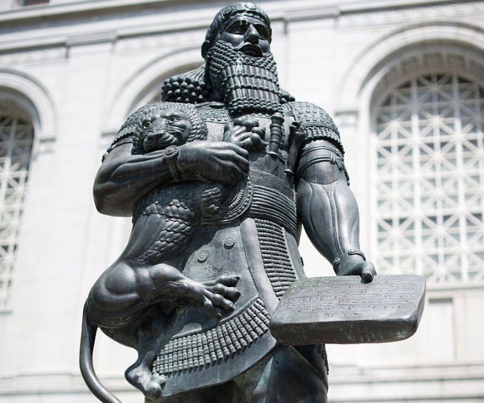 Современная бронзовая статуя Фреда Пархада с изображением Ашшурбанипала. Сан-Франциско, США. 