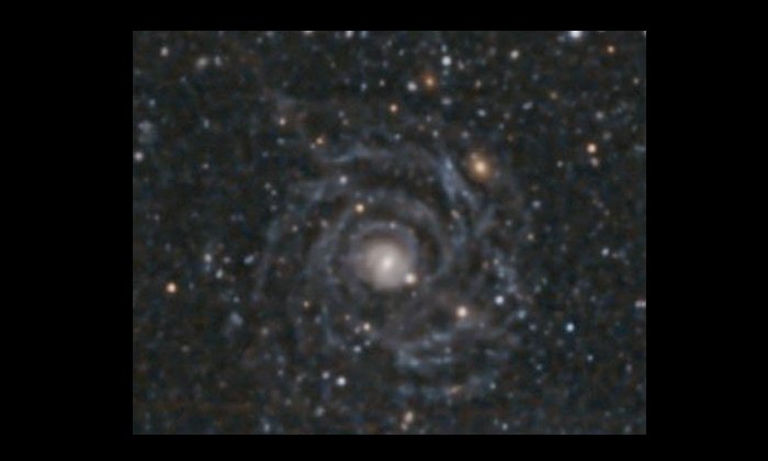 Гигантская галактика Малин 1 с низкой поверхностной яркостью, полученная прибором Megacam на телескопе Magellan / Clay 6.5 м.