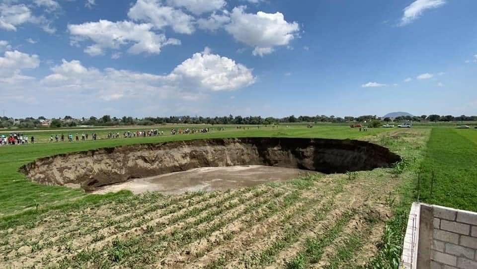 Фото дырки на поле