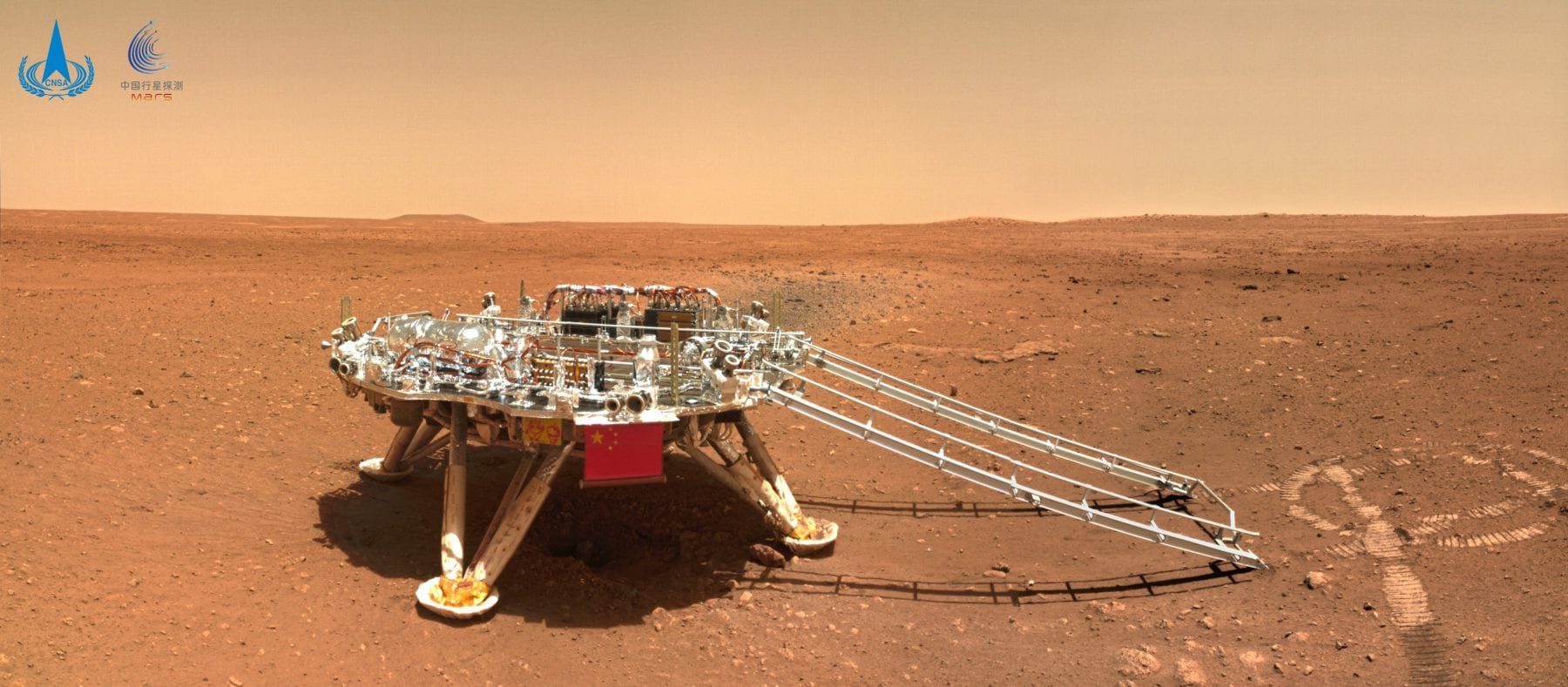 Изображение с марсохода Zhurong, показывающее посадочную платформу, на которую он приземлился на Марсе. Он покинул платформу 21 мая. Фото: CNSA.