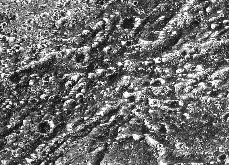 На этой фотографии поверхности Ганимеда, сделанной миссией 