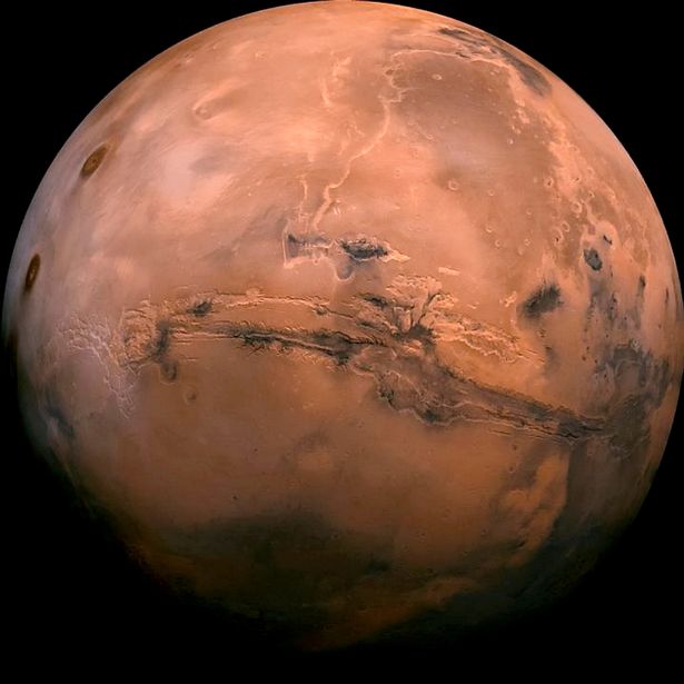 В 2018 году марсоход НАСА Curiosity обнаружил на Марсе органические соединения, которые все содержат углерод, который необходим для жизни, какой мы ее знаем.
