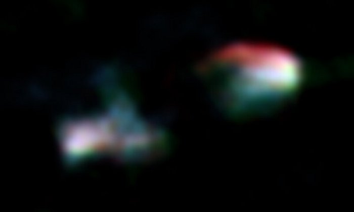 Составное изображение Arp 187 в радиодиапазоне, полученное телескопами VLA и ALMA (синий: VLA 4.86 ГГц, зеленый: VLA 8.44 ГГц, красный: ALMA 133 ГГц). На изображении видны четкие лепестки бимодальной струи, но центральное ядро ​​(центр изображения) темное / не обнаруживается. © ALMA (ESO / NAOJ / NRAO), Ichikawa et al.