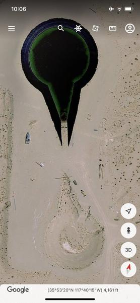 "Разбившийся НЛО" в окружении танков, найденных на картах Google 2