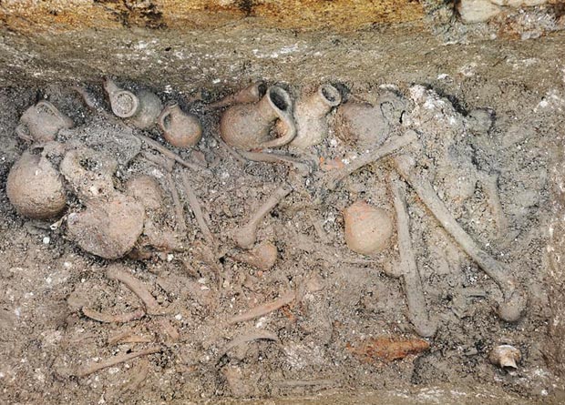 Групповое захоронение в каменной гробнице в некрополе Хвар. В этой гробнице были останки 12 человек. Предоставлено: Kantharos / Facebook.