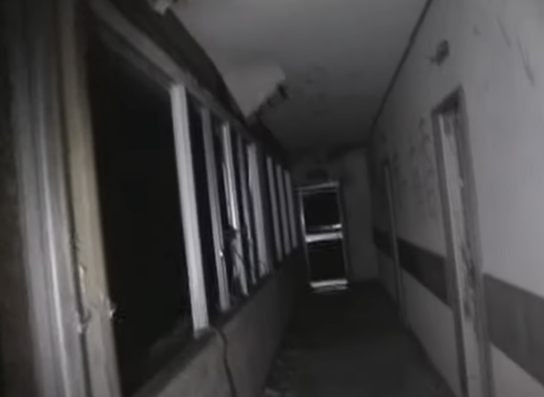 Скриншот из видео 2010 года о заброшенном отеле Tsubono