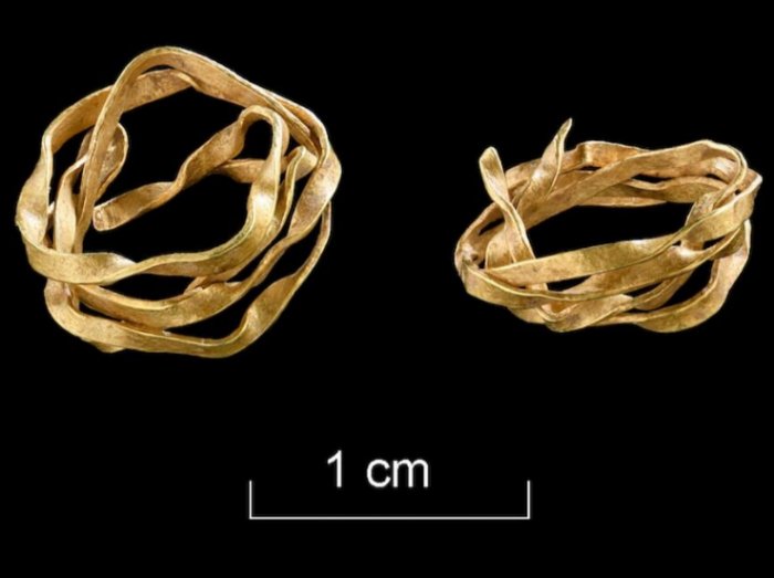 Спираль из золотой проволоки была найдена в могиле женщины раннего бронзового века в Аммербух-Ройстен, округ Тюбинген.