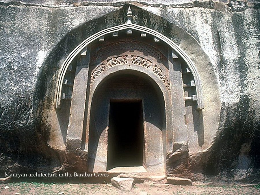 Архитектура Маурьев в горах Барабар. Грот Ломаса Риши. 3 век до н. Э. Изображение: Википедия