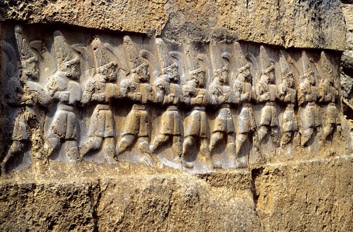 Двенадцать хеттских богов подземного мира в близлежащей Язиликая, святилище Хаттуши. Предоставлено: Клаус-Питер Саймон, Википедия, CC BY 3.0.