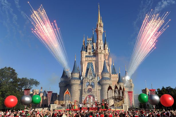 На этой раздаточной фотографии, предоставленной Disney Parks, выступает англо-ирландский бойз-бэнд The ​​Wanted. "Санта-Клаус приходит в город" во время записи телепередачи Рождественского парада в парке Диснея 6 декабря 2013 года в парке Волшебного королевства на курорте Уолта Диснея в Лейк-Буэна-Виста, Флорида