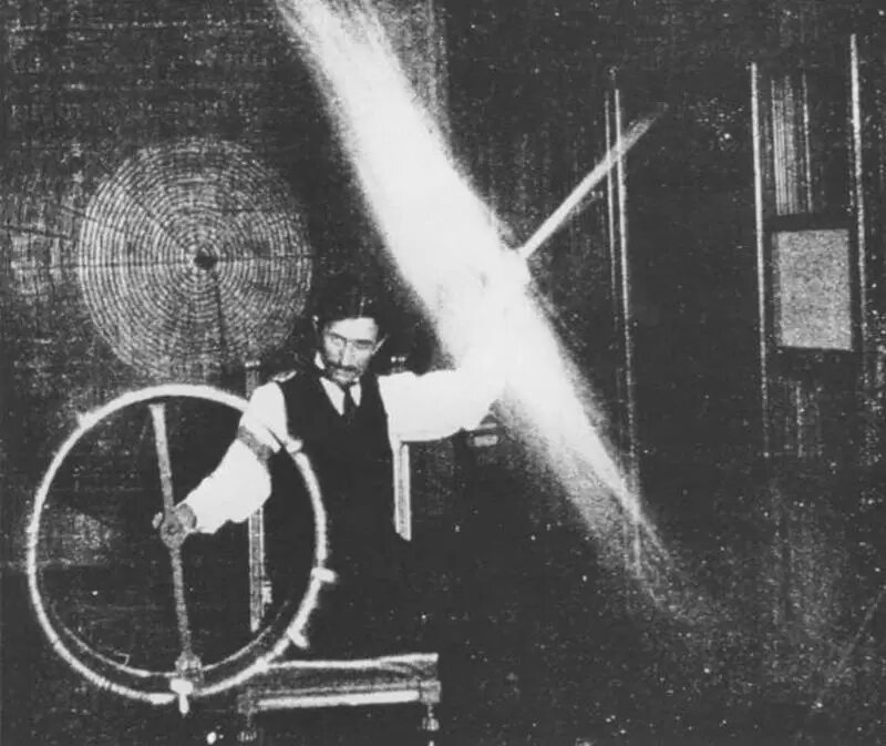 Фотография Николы Теслы в 1899 году, на которой он экспериментирует с токами высокого напряжения и высокой частоты. Предоставлено: Wikimedia Commons.