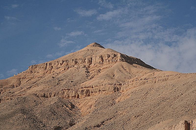 Мерецегер / Аль-Курн - естественная пирамида над долиной царей, Луксор, Западный берег.