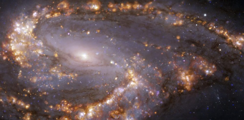 Изображение NGC 3627. Это спиральная галактика, расположенная примерно в 31 миллионе световых лет от Земли.