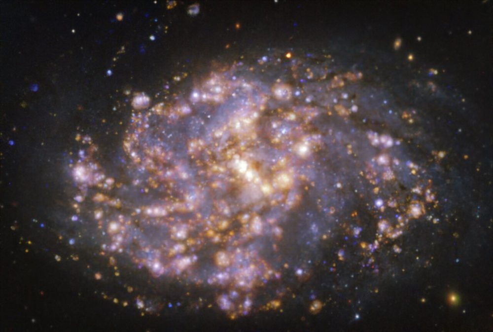 На этой фотографии изображена спиральная галактика NGC 1087, расположенная примерно в 80 миллионах световых лет от Земли.