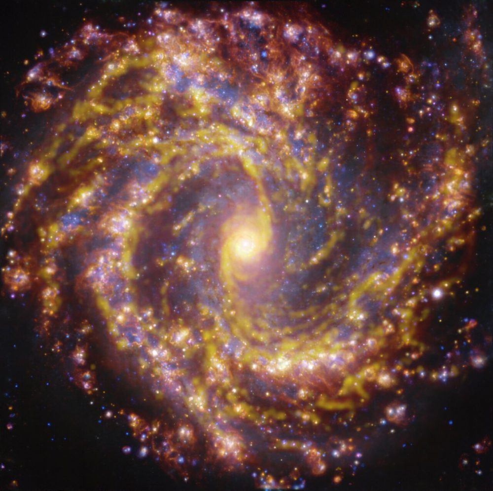 Вид на Спиральную галактику NGC 4303.