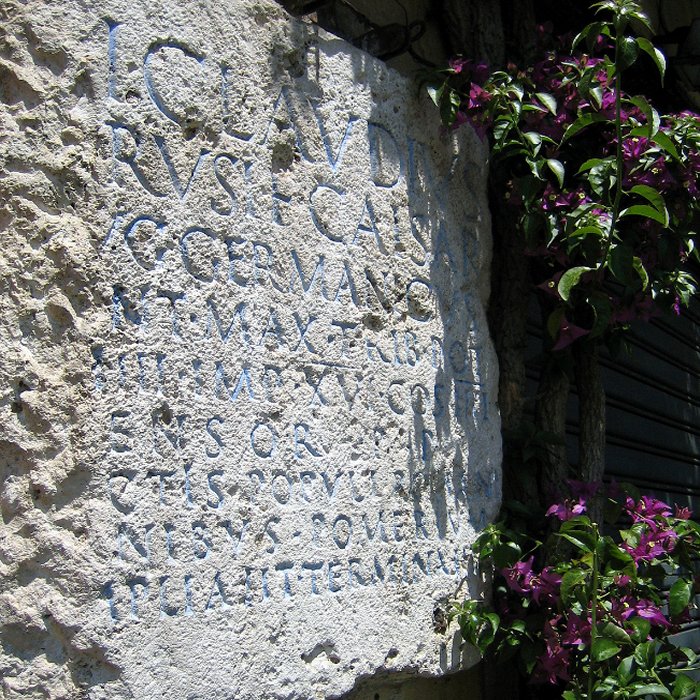 Надписи, обозначающие сад Клавдиев на Виа дель Пеллегрино