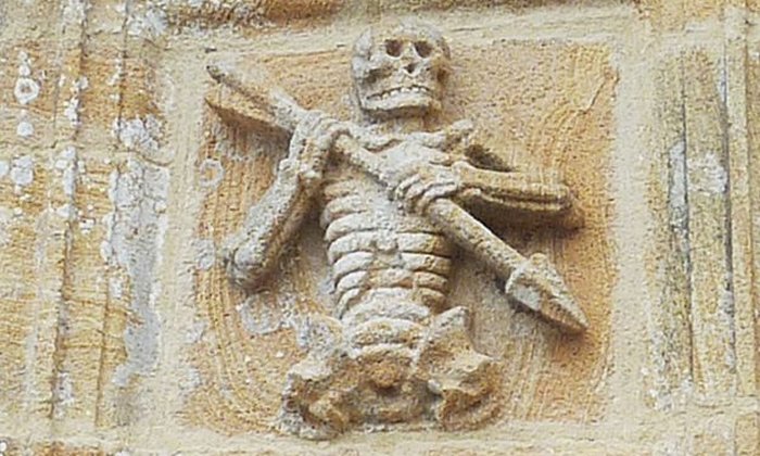 Анку, изображенный на резьбе в склепе часовни св. Иосифа в Плудири, Бретань; Изображение предоставлено: Moreau.henri - CC BY-SA 3.0