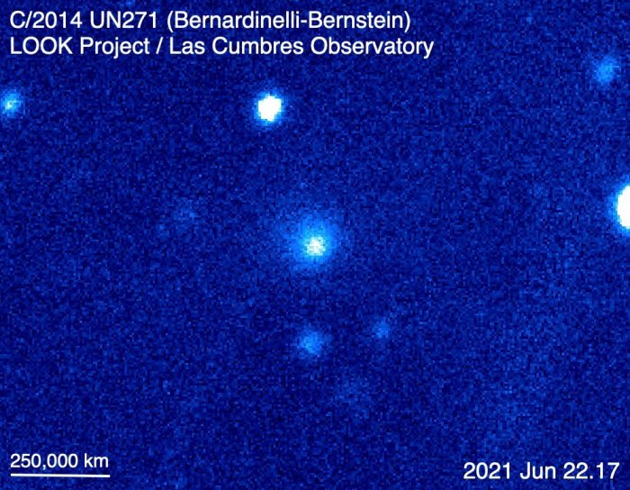 Комета C / 2014 UN271 (Бернардинелли-Бернштейна) на синтетическом цветном композитном изображении, сделанном с помощью 1-метрового телескопа обсерватории Лас-Кумбрес в Сазерленде, Южная Африка, 22 июня 2021 года. Диффузное облако - это кома кометы. Кредит: LOOK / LCO